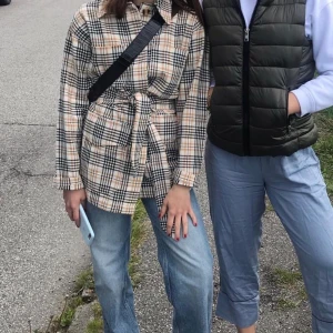 Rutig ”jacka” - Rutig ”jacka”/skjorta som endast har varit använd ett fåtal gånger. Säljs för 180😊 Har storlek xxs men är oversized och skulle passa de flesta🥰