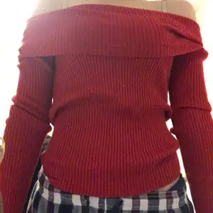 Superfin offschoulder tröja med en frisk röd färg. Passar perfekt under denna tid på året!