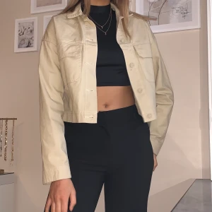 Jacka - En sjukt snygg beige jacka från DR Denim. Endast använd 2 gånger, säljer då den inte kommer till användning. ⚡️Lägg bud genom att kontakta mig⚡️ 