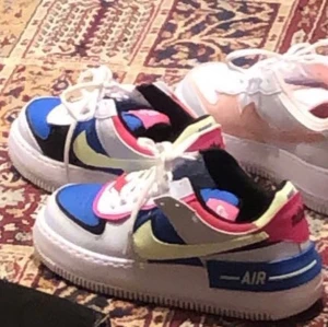 Nike air force 1 shadow - Köpte de här coola nike air force 1s. Men tyvärr var de för små. Beställde i 39 men skulle säga att de passar 38. Byter gärna ut med likadana som passar 39. Annars är de budgivning från 850kr. Aldrig använda.