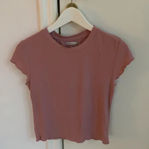 Ribbad tshirt - Ribbad smutsrosa tshirt från bershka, liten i storleken 