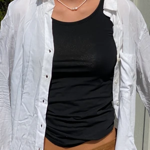 Vit skjorta  - Tunt material, relativt lös, ej strykt på bilden. Ungefär ett är gammal, skön. 