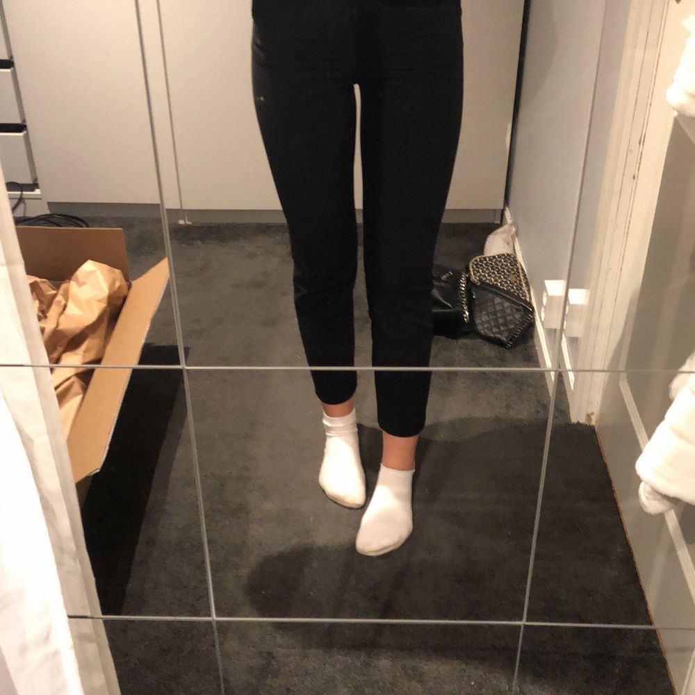 Svart kostymbyxor från h&m köpta i new York. Fin modell, men inte kostymbyxor material utan snarare skönt tyg. Säljer då de har blivit försmå. . Kostymer.