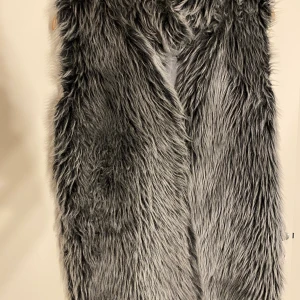 Fake pälsväst - Varm och skön fake pälsväst. Passar till ALLT! Passar till storlek S och M. 