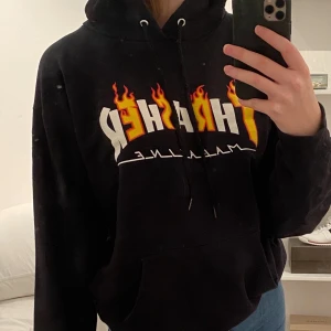 Thrasher hoodie  - Thrasher hoodie i färgen svart. Säljer den pågrund av att den inte längre är min stil. Mysig hoodie med skönt material. Hoodien är i bra skick! Köpare står för frakt❗️