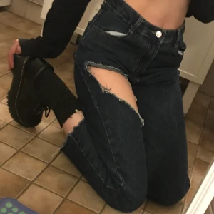 HIDE jeans (köpta i Korea) 🐞 - älskar dessa jeans men dom är inte riktigt min stil längre :( är en koreansk M men sitter mer som en 26-27 / S. jag är 165 cm lång och om du är kortare än mig kommer dom ligga fint över skorna 🦋 köpta i Seoul för ca 450 kr. färgen är mörkblå. <3