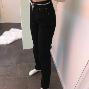 Gina tricot strl 36/38 - Säljer dessa fina jeans då jag gått ner o vikt och inte kan använda dom. Passar både 36/38 då dom är lite stora i midjan. Ordinarie pris 600