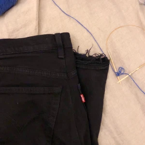 RIBBCAGE Levis  - Säljer mina älskade byxor från Levis i storleken 27/27 då de inte kommer till användning. De är supersjuk och längre än L27 då jag tagit upp sömmen längst ner!