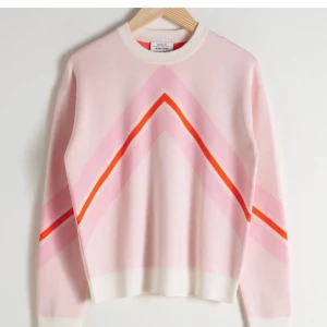 Superfin tröja från &otherstories💕 - Säljer min superfina tröja från otherstories. Den är i superfint skick den är så fin men den används inte längre tyvärr! Skriv vid frågor eller intresse💕storlek xs men passar även s