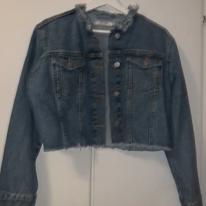 Jeans jacka  - Supersnygg jeans jacka inköpt för 1 år sen på nakd! Den är croppad✨ 