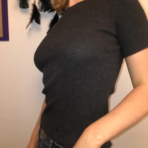 Ribbad t-shirt - Skitnice mörkgrå ribbad t-shirt! 💗 Så mysig, perfekt nu på vintern. Bra skick! ✨💕