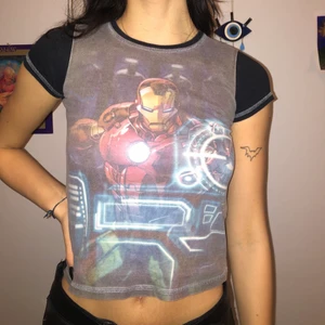 Marvel babytee - Så cool babytee med ironman tryck! Urtvättad vilket bara är snyggt💗