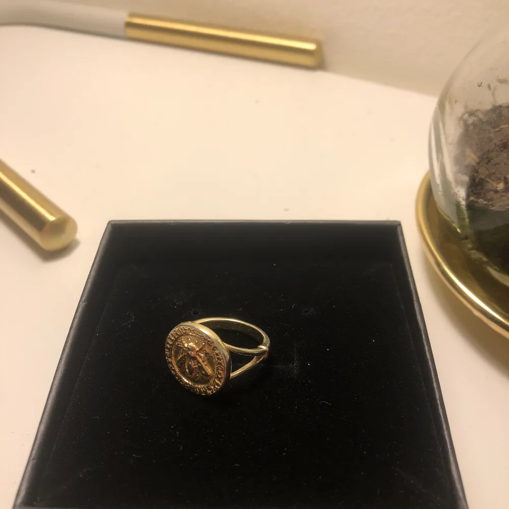 Säljer min super fina ring från &otherstories i guld! Passar till allt och är så snygg! Blir inte grön!. Accessoarer.