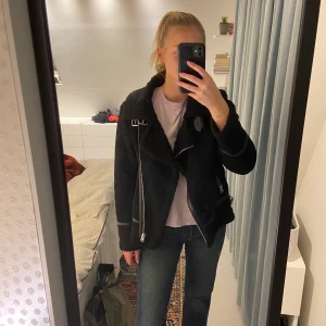 Varm jacka från Zara - En perfekt höst/vinter jacka ifrån Zara. Den är i storlek s och jag som är en xs/s kan ha tjocktröja under jackan. Det är oversized i modellen. Köpte för ca 2 år sedan men endast använd under en höst. Den är i mockaimitation med fluffigt inuti och längst ner på ärmarna. Köpt för ca 600kr.