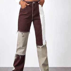 Bruna patchwork jeans - Säljer ett par bruna patchwork jeans från Shein i storlek M! Sitter bra i midjan och löst i benen! Bilderna är från deras hemsida men om man vill se kan jag skicka hur dem sitter på mig! Oanvända. Buda!