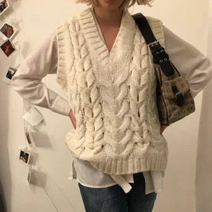 Zara väst  - Säljer min fina populära väst från Zara. Köpte den från plick för drygt 300 men den kommer helt enkelt inte till användning tillräckligt mycket. Budgivning sker i kommentarerna:) kan frakta eller mötas upp i Sthlm:)