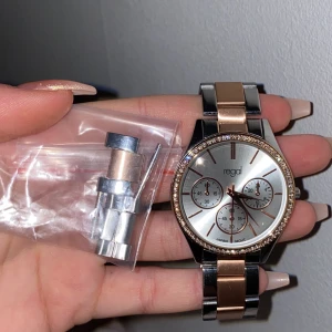 Klocka, accessoar, Regal Ur&penn rosé guld & Silver med stenar  - Klocka från regal ur&penn köpte för drygt 2 år sedan använt den några gånger, silver & rosé färgad med stenar runtomkring uret.  Btw alla bitar till klockan kommer med klockan. Förhandling sker privat