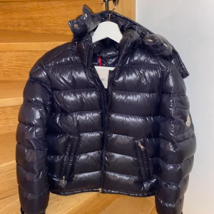 Moncler jacka - Säljer denna jätte snygga äkta moncler jackan. Köpt för 5700 på NK. Säljer den för kommer inte till användning. Mycket bra skick. Du får den direkt för 2000kr