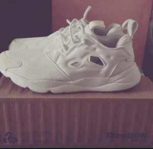  - Reebok furylite storlek 37.5 passar mig perfekt även om jag har storlek 38. 

Används ett fåtal gånger men är i mycket bra skick. Kan finnas i Göteborg och Stockholm! 