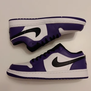 Nike Jordan 1 Low Court Purple - Säljer Jordan 1 Low Court Purple. Jag har storlek EU42. Alla paren är helt nya och oanvända. Köparen står för frakten. Upphämtning i Malmö funkar annars superbra📍30+ refs. 🤗 Kom PM om det är något ni undrar!