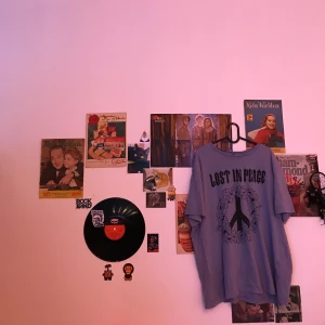 Blå ”Lost In Peace” T-shirt - En blå t-shirt med ”Lost in peace” tryck på framsidan. Köpt på H&M i storlek XL. Använd ett fåtal gånger och säljer pga att den aldrig används. 60kr + frakt💙