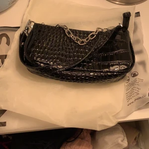 En helt ny  väska  från SHEIN  - Säljer en helt ny västa från SHEIN. Säljer den för att jag personlig tycker den är för litte. Jag köpte den för 100 kr och säljer 60 kr + frakt. Har aldrig andvänds. 