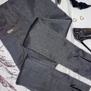 Glittriga nyårs-tights - Säljer mina supersnygga glittriga tights/byxor med justerbar slits på framsidan, då de inte kommer till användning. Använts 3 ggr!
