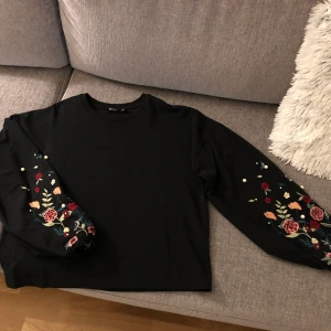 Ny tröja i storlek M - En fin tröja med lång ärm och broderier Aldrig använd, bara upptvättad Storlek M, oversized modell 85 kr 🚫Djurfritt och rökfritt hem 📍Kan mötes upp i Mölnlycke 📬Kan skickas mot fraktkostnad