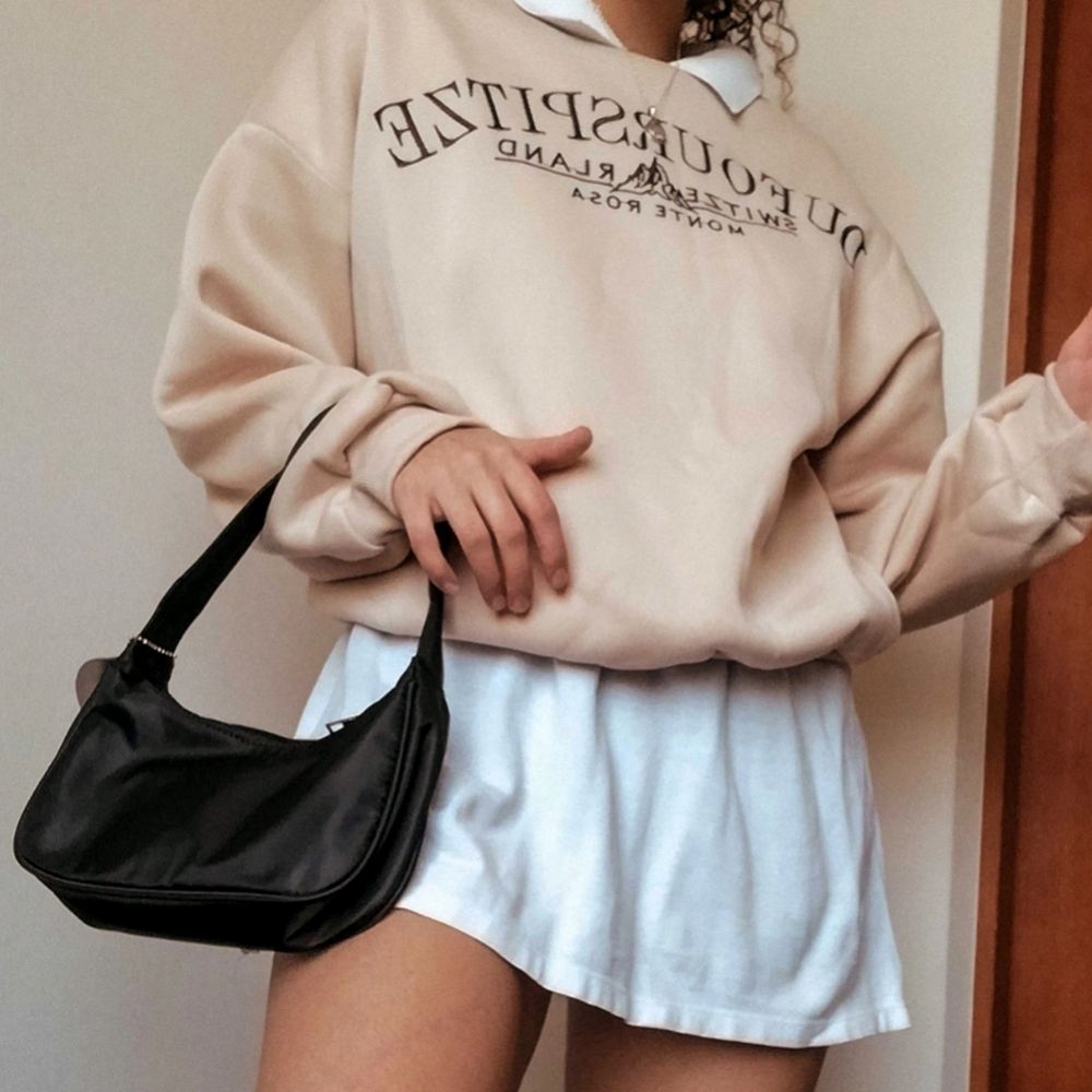 Intressekoll på denna extremt fina sweatshirt från shein🥺🤍Den är så fin, men tycker tyvärr inte att den passar mig🥺 Materialet är tjockt, så den passar perfekt nu på kallare dagar. Endast använd 1 gång! Storlek L och passar oversized på mig som är S/M i vanliga fall! Kostar 129 kr + frakt just nu på shein, men jag köpte den för 150+ frakt. Stöttar inte shein längre och tycker det är bättre att köpa secondhand, men tänkte bara informera om att den finns där ifall man inte vill köpa från mig. Bilderna är lånade från en recension på shein!. Tröjor & Koftor.