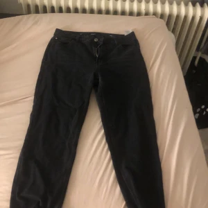 Jeans från Vero Moda - Välanvända. Byxorna heter : EMILY high waisted straight. Jag är 157 cm lång!
