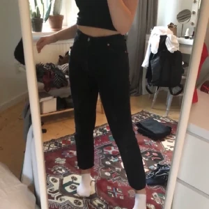 Monkijeans - Ett par assnygga jeans som sitter lite kortare på mig som är 162. Skitsnyggt till höga converse eller dr.martens 😝 De är från monki, men det står inte vilken modell. Skulle dock gissa på typ taiki eller moluna :) 