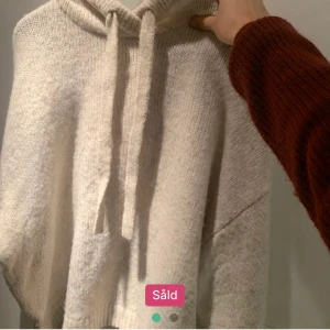 Stickad hoodie - Säljer denna super fina stickade hoodie ifrån hm, den är i super bra skick och köpte den här på Plick, då var den ny och jag har använt den en enda gång 💕 frakt ligger på 79kr ❤️