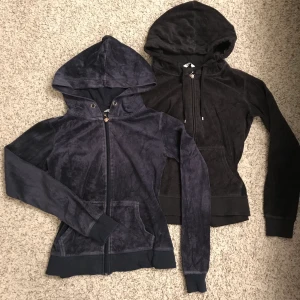 Cubus tröja  - Två stycken sammets tröjor från Cubus, en i marinblå och en i svart. Båda plaggen är i gott skick och båda ingår i priset. Den blå är i storlek S och den svarta i storlek M. Skriv för mer info/ fler bilder 💘