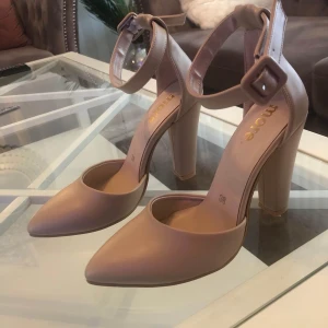 Klackskor str 38 - Oanvända