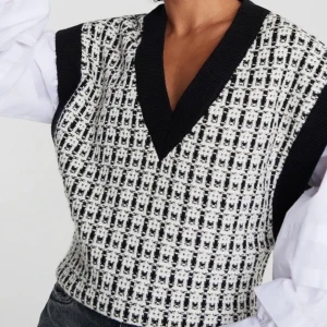 Väst - Superfin väst från Gina Tricot i storlek XS. Bra kvalitet och vackert mönster, passar perfekt med en vit skjorta under. Västen är oversized och är stor i storleken🤍                                                               Jag köpte västen för 480kr och säljer den nu för 300kr. Har bara använt den 3-4 gånger på grund av att den inte riktigt är i min stil så den är i bra skick!