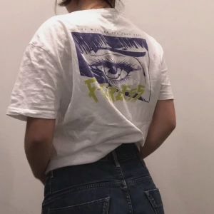 Graphic Tee - 🌍JAG BJUDER PÅ FRAKT🌏 Super snygg herr t-shirt köpt på Bershka i Berlin förra året. Storlek XS i herr så oversize på mig som vanligtvis är XS/S. Säljs eftersom den inte kommit till mycket användning. Byxorna jag har på mig är också till salu i en annan annons! 💕