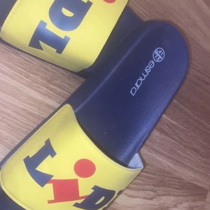 lidl tofflor  - limited edition tofflor från lidl! aldrig använda och väldigt sköna. OBS - storlek 41 men i vanliga fall 39/40 