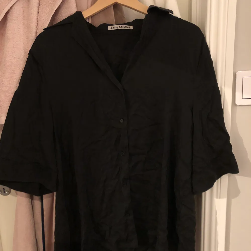 Stilren svart skjorta(?) från Acne i väldigt fint skick! . Skjortor.