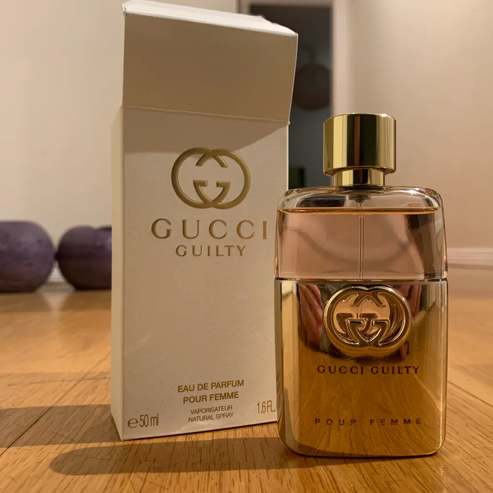 Säljer denna helt oanvända Gucci gulty parfymen då jag råka klicka hem två stycken. Parfymen är endast testat. Parfymen är så otroligt god och räcker oftast bara med en eller två sprut så håller den hela dagen. Köpte den för 799kr och säljer för 400! Frakten tillkommer🥰. Övrigt.