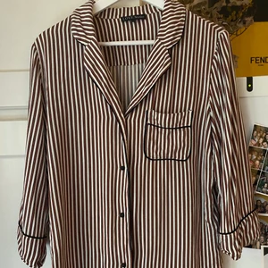 Love Stories pyjamas  - Fin pyjamasskjorta från Love Stories i storlek M. Bara använd ett fåtal gånger och nypris 1100. Söta detaljer bak 🥰  Går även bra att komma med egna bud.