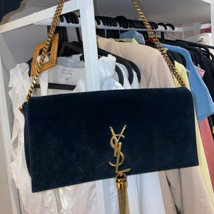 Saint Laurent väska  - Den är som ny , använt den Max 10ggr. Betalade 17000kr, men vill sälja för 6400. Har kvitto , dock som mail då jag beställde online :)