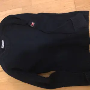 En mörkblå stickad tröja som inte blitt använd. Köparen står för frakt. 