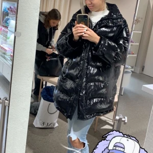 Glansig jacka! - Säljer min snygga långa jacka från Zara. Säljer för jag tröttnat på den. Jättesnyggpassform strl S men den sitter bra på mig som är ca 175❤️