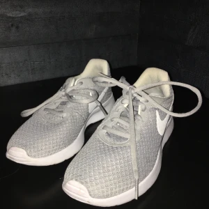 Nike skor,  - Storlek 37,5. Använd 2-3 gånger, har du frågor skriv till mig❤️Köpare står för frakt✨190kr + frakt😊