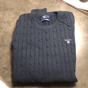 Gant kabelstickad  - Mörkblå kabelstickad Gant tröja. Aldrig använd, storlek L (små i storleken). Köparen står för frakten! 