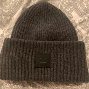 Acne Studios mössa - Mörkgrå mössa från acne studios i nyskick. Nypris är 1100kr. Jag säljer för 750kr