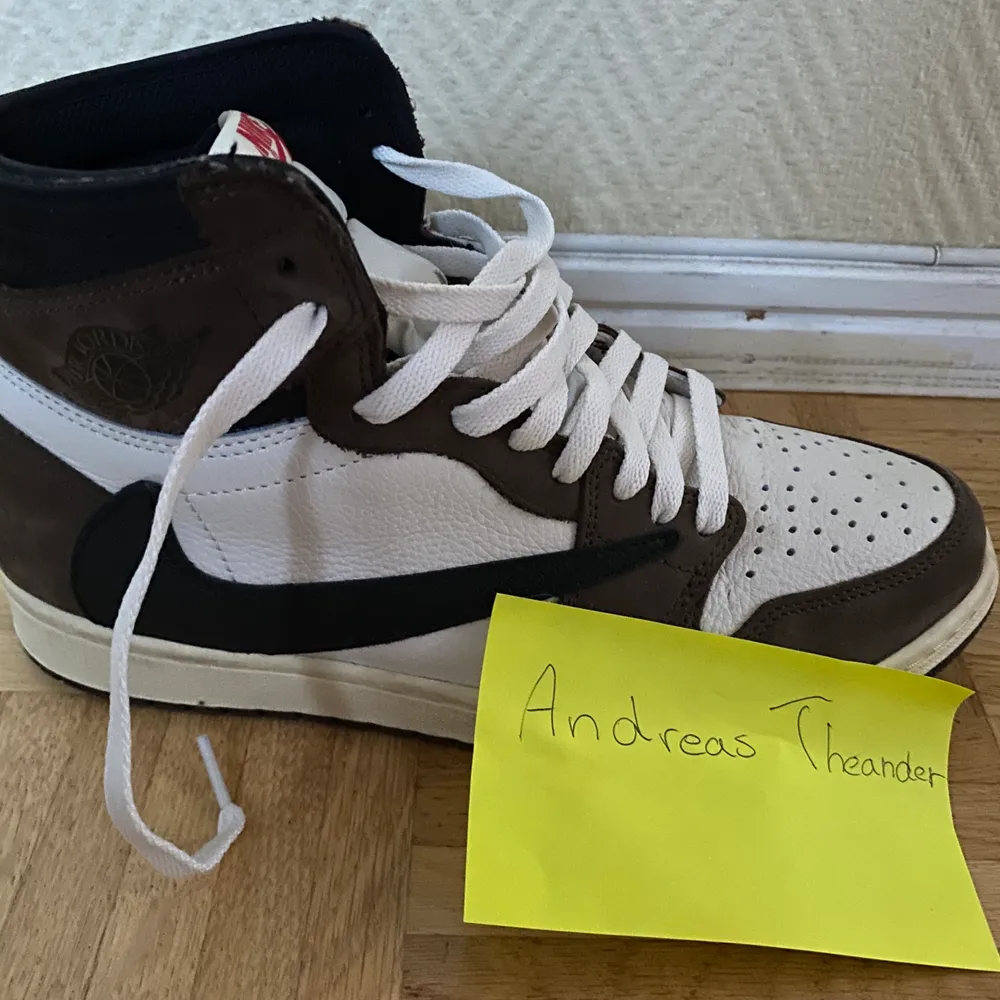 WTS Travis Scott Air Jordan 1 Cactus Jack size: 42.5 EU Cond: 9/10 bin: 14000. Skor.