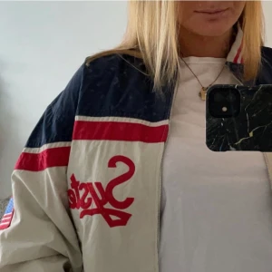 Baseball jacka - Jättefin baseboll jacka. Köpt här på Plick för 500kr (sista bilden) men känner tyvärr inte att jackan kommer till användning. Jackan är i mycket gott skick och är bra i storleken.