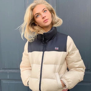 Levi's puffer - Första bilden är lånad. Svart/beige dunjacka från Levi's, liknar The North Face populära modell Nuptse. Fint skick bortsett från slitningar vid dragskon och några få svaga fläckar på ärmarna(kan skicka fler bilder privat). Saknar stängning till fickorna. Nypris 1999kr. Fraktkostnad tillkommer.