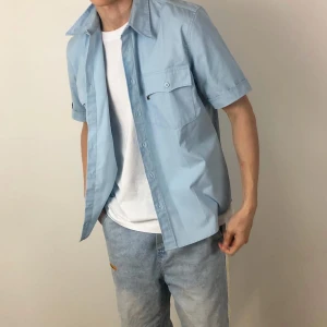 blå levi’s skjorta - vintage pastellblå levi’s skjorta💙 skick: 9-10. passar strl M-XL. modell är strl M.